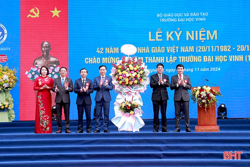 Đại diện Bộ GD& ĐT, Bộ VH-TT&DL tặng hoa chúc mừng nhà trường bqbht_br_5.jpg