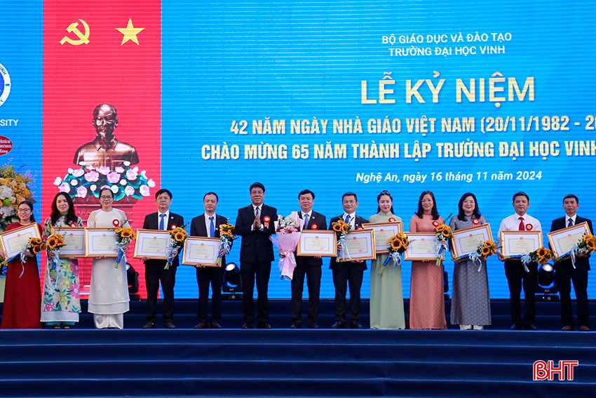 Đại diện Bộ GD&ĐT trao bằng khen cho 1 tập thể và 11 cá nhân của Trường Đại học Vinh đã hoàn thành xuất sắc nhiệm vụ 2 năm liên tục. bqbht_br_1.jpg