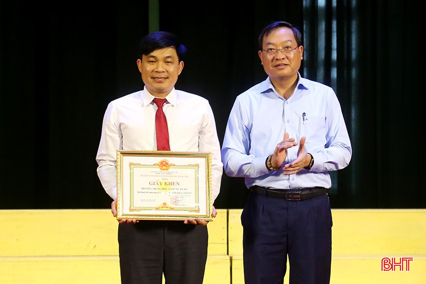 Bí thư Huyện ủy Đặng Trần Phong trao thưởng tập thể xuất sắc cho Trường THCS Xuân An. bqbht_br_2.jpg
