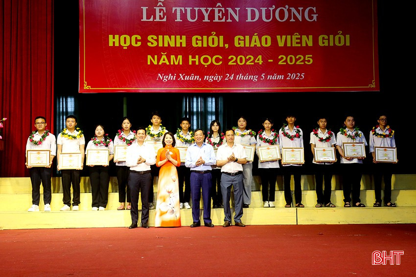 Trao thưởng cho học sinh đạt giải quốc gia. bqbht_br_4.jpg