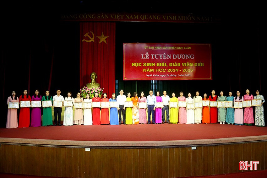 Phó Giám đốc Sở GD&ĐT Nguyễn Thị Nhung Quyên và lãnh đạo huyện trao thưởng cho các giáo viên có thành tích xuất sắc trong công tác bồi dưỡng học sinh giỏi năm học 2024 - 2025. bqbht_br_3.jpg