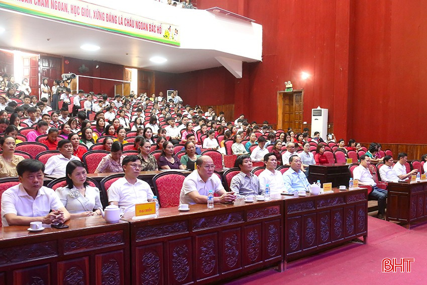 Các đại biểu tham dự buổi lễ. bqbht_br_1.jpg