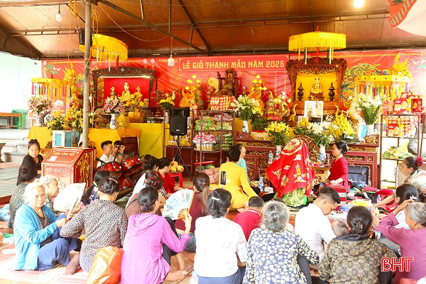 ប្រាសាទ Cho Cui កំពុងទាក់ទាញប្រជាជន និងភ្ញៀវទេសចរមកគោរពបូជា និងបួងសួងសុំសំណាងកាន់តែខ្លាំង។ bqbht_br_6.jpg