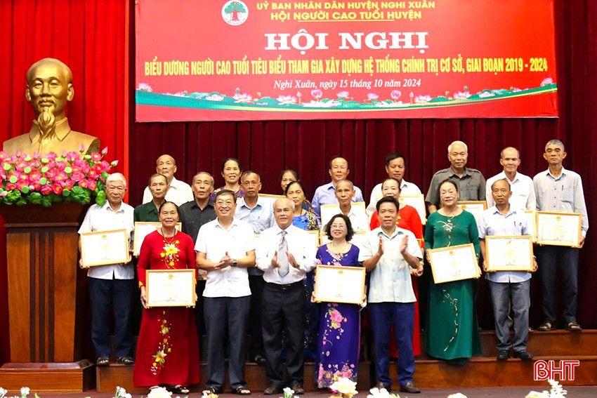 Lãnh đạo Hội NCT tỉnh và huyện Nghi Xuân trao giấy khen, giấy chứng nhận cho các cá nhân tiêu biểu. 4-2287.jpg