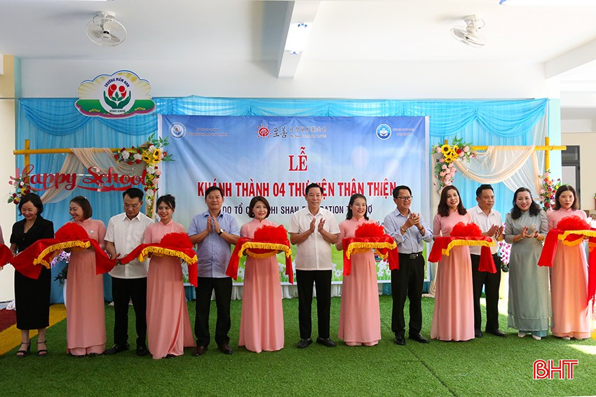 Đại diện Tổ chức Zhi shan Foundation và lãnh đạo Sở Y tế, lãnh đạo huyện Nghi Xuân cắt băng khánh thành. bqbht_br_2.jpg