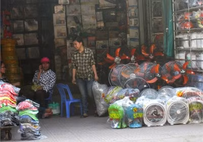 Quạt điện Trung Quốc và Thái Lan được bày bán tràn lan trên đường Đặng Dung khiến khách hàng băn khoăn về chất lượng sản phẩm
