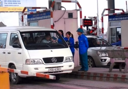 ĐVTN huyện Nghi Xuân phát tờ rơi tuyên truyền Luật Giao thông đường bộ