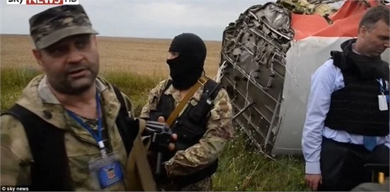 Các tay súng ly khai bị cáo buộc ngăn cản phóng viên và các nhà điều tra, thậm chí có người còn say rượu trong khi làm nhiệm vụ bảo vệ hiện trường.