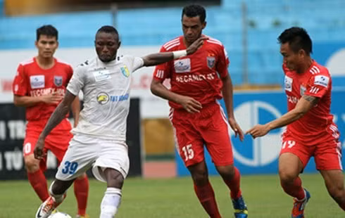 Cuộc đua tới ngôi vô địch V.League 2014 giữa Hà Nội T&T (trái) và Bình Dương hứa hẹn sẽ rất hấp dẫn.