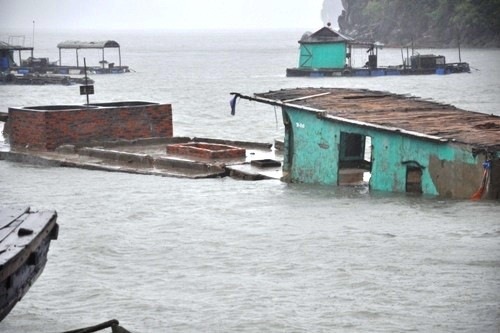 Bão Rammasun thổi bay hàng chục mái nhà, 1 thuyền và ca nô bị chìm ảnh 3