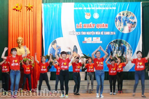 Văn nghệ chào mừng buổi lễ