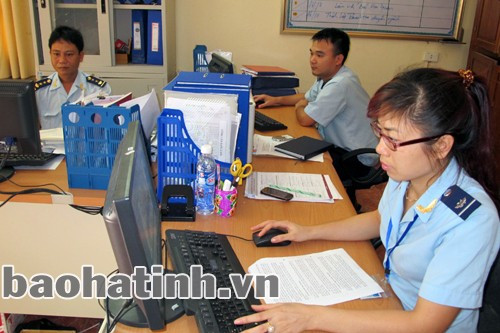 Hải quan Hà Tĩnh làm thủ tục thông quan cho các DN