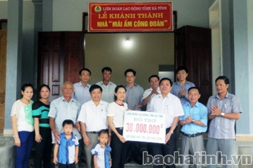 Trao tiền hỗ trợ làm nhà “Mái ấm Công đoàn” cho gia đình cô Hồ Thị Hải (đoàn viên công đoàn trường THCS Thắng Thượng - Thạch Hà)... Trao tiền hỗ trợ làm nhà “Mái ấm Công đoàn” cho gia đình cô Hồ Thị Hải (đoàn viên công đoàn trường THCS Thắng Thượng - Thạch Hà)...