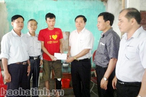 ... trao quà cho đoàn viên Nguyễn Văn Hải (đoàn viên công đoàn xã Xuân Yên - Nghi Xuân), có hoàn cảnh đặc biệt khó khăn. ... trao quà cho đoàn viên Nguyễn Văn Hải (đoàn viên công đoàn xã Xuân Yên - Nghi Xuân), có hoàn cảnh đặc biệt khó khăn.