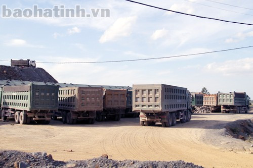 Hàng chục chiếc xe "hổ vồ" loại 4 chân có thể chở được 65-70 tấn vật liệu tập kết tại mỏ đã Cơn Tria (Kỳ Tân - Kỳ Anh) chờ thời cơ (Trạm KSTTX trên QL 12C chuyển đi nơi khác) để hoạt động Hàng chục chiếc xe "hổ vồ" loại 4 chân có thể chở được 65-70 tấn vật liệu tập kết tại mỏ đã Cơn Tria (Kỳ Tân - Kỳ Anh) chờ thời cơ (Trạm KSTTX trên QL 12C chuyển đi nơi khác) để hoạt động