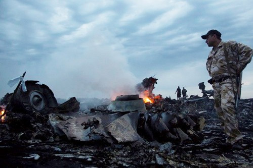 Hiện trường máy bay MH17 của Malaysia rơi tại Ukraine. (Nguồn: AP)