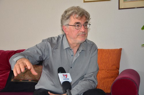 Đạo diễn Daniel Roussel.