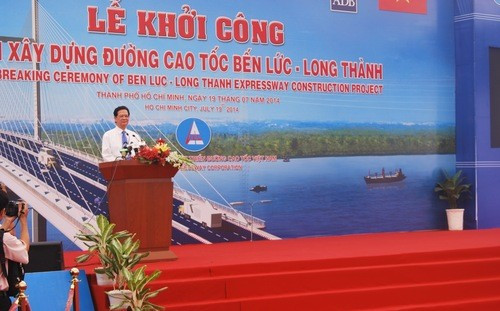 \ Thủ tướng Nguyễn Tấn Dũng phát lệnh khởi công Dự án đường cao tốc Bến Lức – Long Thành.