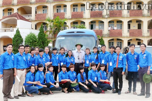 BGH trường ĐH Hà Tĩnh chụp ảnh lưu niệm với đoàn tình nguyện