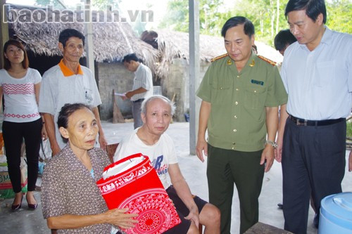 Đoàn trao quà cho gia đình ông Phạm Văn Lục ở thôn Cung Trinh, xã Việt Xuyên