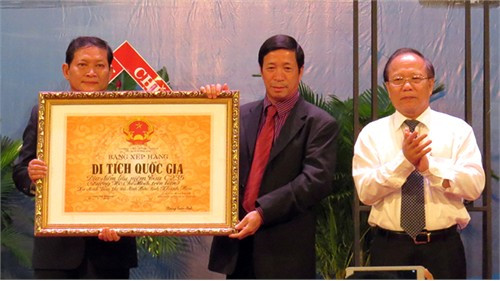 Bộ trưởng Bộ Văn hóa – thể thao và du lịch Hoàng Tuấn Anh trao bằng xếp hạng di tích lịch sử quốc gia Địa điểm lưu niệm Tàu không số C235 (Đường Hồ Chí Minh trên biển) cho lãnh đạo thị xã Ninh Hòa - Ảnh: Duy Thanh