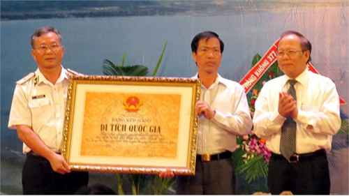 Bộ trưởng Bộ Văn hóa – thể thao và du lịch Hoàng Tuấn Anh trao bằng xếp hạng di tích lịch sử quốc gia Bia chủ quyền quần đảo Trường Sa cho đại diện Bộ Tư lệnh Vùng 4 hải quân và UBND huyện Trường Sa