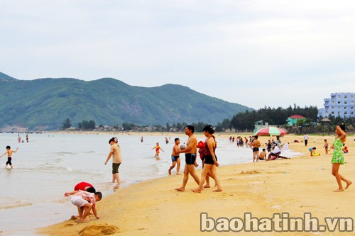 Du khách tắm biển, nghỉ dưỡng tại Khu du lịch Thiên Cầm.