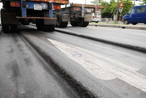 Tình trạng hằn lún mặt đường đang được Bộ GTVT chỉ đạo các cấp, ngành, đơn vị liên quan nghiên cứu, giải quyết tận gốc. (Ảnh: TTXVN) Tình trạng hằn lún mặt đường đang được Bộ GTVT chỉ đạo các cấp, ngành, đơn vị liên quan nghiên cứu, giải quyết tận gốc. (Ảnh: TTXVN)