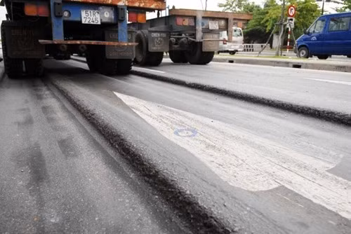 Tình trạng hằn lún mặt đường đang được Bộ GTVT chỉ đạo các cấp, ngành, đơn vị liên quan nghiên cứu, giải quyết tận gốc. (Ảnh: TTXVN)