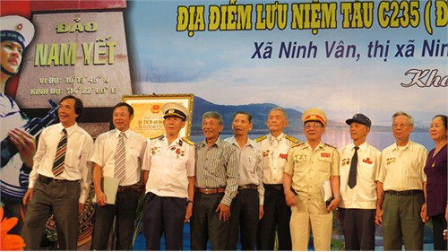 Các cựu chiến binh Tàu không số ở Khánh Hòa chụp ảnh lưu niệm sau buổi lễ - Ảnh: Duy Thanh