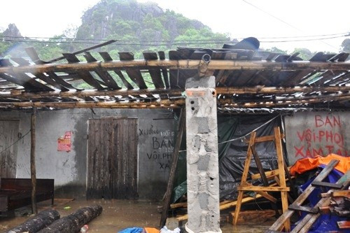 Bão Rammasun thổi bay hàng chục mái nhà, 1 thuyền và ca nô bị chìm ảnh 1