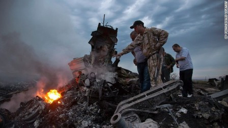 Hiện trường vụ tai nạn máy bay MH17 của Malaysia ở Ukraine. Ảnh: CNN