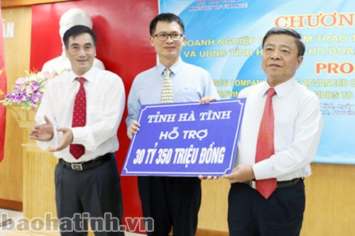 Chủ tịch UBND tỉnh Hà Tĩnh cùng Thứ trưởng Bộ Tài chính trao tiền hỗ trợ của tỉnh Hà Tĩnh cho FHS