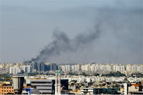 Khói bốc lên từ trụ sở Bộ Quốc phòng Libya