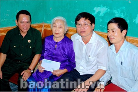 Hội CCB tỉnh trao quà cho Mẹ Việt Nam anh hùng Đậu Thị Phố ở Trung tâm Bảo trợ xã hội tỉnh