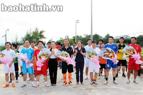 BTC tặng hoa cho các đội tham dự BTC tặng hoa cho các đội tham dự