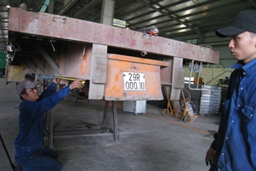 Một chiếc sơmi rơmoóc được cải tại để nâng sức chở từ 27 lên 32 tấn (chụp ngày 12/7 tại Công ty TNHH ô tô chuyên dụng Hiệp Hòa, KCN Phố Nối, Hưng Yên)