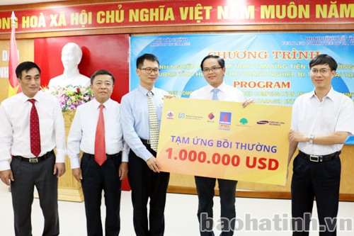 Thứ trưởng Bộ Tài chính Trần Xuân Hà, Chủ tịch UBND tỉnh Hà Tĩnh Võ Kim Cự cùng lãnh đạo doanh nghiệp bảo hiểm trao tiền tạm ứng bảo hiểm cho FHS