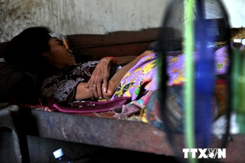 Một phụ nữ nhiễm virus HIV tại tỉnh Takeo, Campuchia. (Ảnh: AFP/TTXVN)