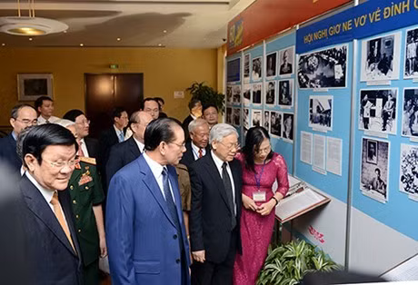 Các đại biểu thăm Triển lãm ảnh và hiện vật liên quan đến Hiệp định Geneva. Ảnh: VGP/Quang Hiếu Các đại biểu thăm Triển lãm ảnh và hiện vật liên quan đến Hiệp định Geneva. Ảnh: VGP/Quang Hiếu