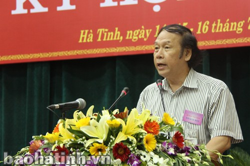 Đại biểu khách mời Nguyễn Văn Đính cho rằng: Trong lĩnh vực giáo dục, đào tạo cần đẩy mạnh việc hợp tác quốc tế, nhất là mở rộng hợp tác đào tạo, nghiên cứu khoa học trong lĩnh vực sản xuất nông nghiệp, cây ăn quả