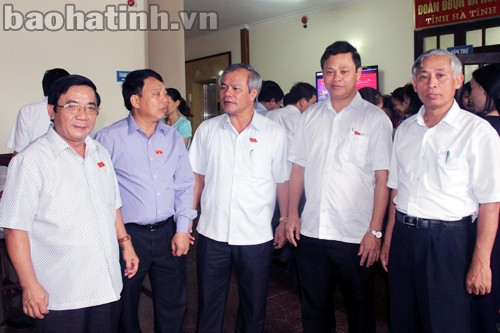 Các đại biểu trao đổi ý kiến bên lề kỳ họp