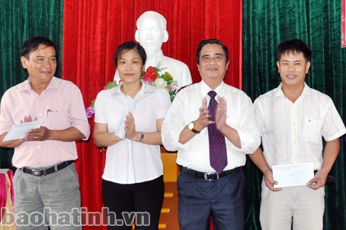 Khán giả xem thi cũng được trao thưởng