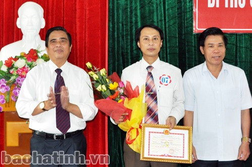 Trao giải nhất cho thí sinh Nguyễn Đức Lộc – Chi bộ Cụm thủy nông Hồng Lam