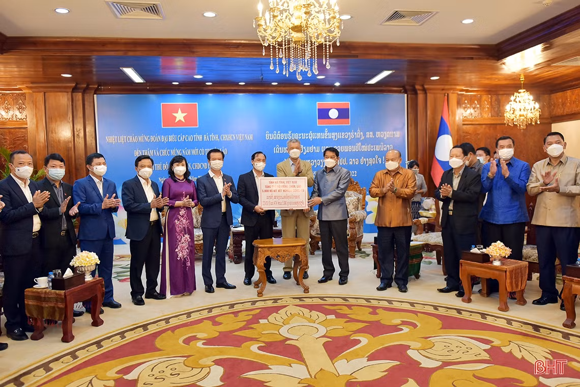 Lãnh đạo Hà Tĩnh chúc tết cổ truyền Bunpimay Nhân dân thủ đô Viêng Chăn