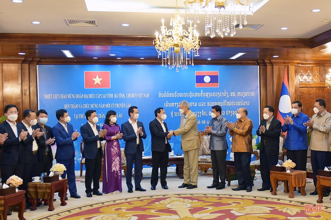 Lãnh đạo Hà Tĩnh chúc tết cổ truyền Bunpimay Nhân dân thủ đô Viêng Chăn