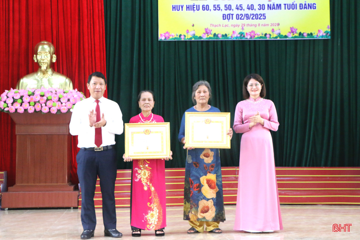 Phó Trưởng ban Thường trực Ban Tổ chức Tỉnh uỷ Nguyễn Như Dũng, Bí thư Đảng uỷ xã Nguyễn Thị Ái Liên trao Huy hiệu Đảng cho các đảng viên 60 năm tuổi Đảng. Phó Trưởng ban Thường trực Ban Tổ chức Tỉnh uỷ Nguyễn Như Dũng, Bí thư Đảng uỷ xã Nguyễn Thị Ái Liên trao Huy hiệu Đảng cho các đảng viên 60 năm tuổi Đảng.