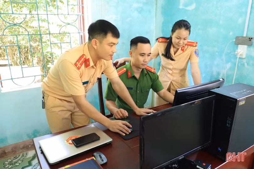 Người dân 6 xã đầu tiên của Hương Sơn phấn khởi khi làm thủ tục đăng ký xe máy tại công an xã