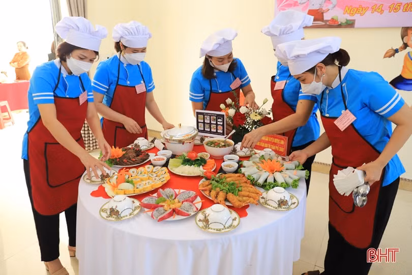 Các cô giáo trường mầm non ở Hương Sơn trổ tài chế biến món ăn 