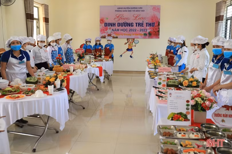 Các cô giáo trường mầm non ở Hương Sơn trổ tài chế biến món ăn 